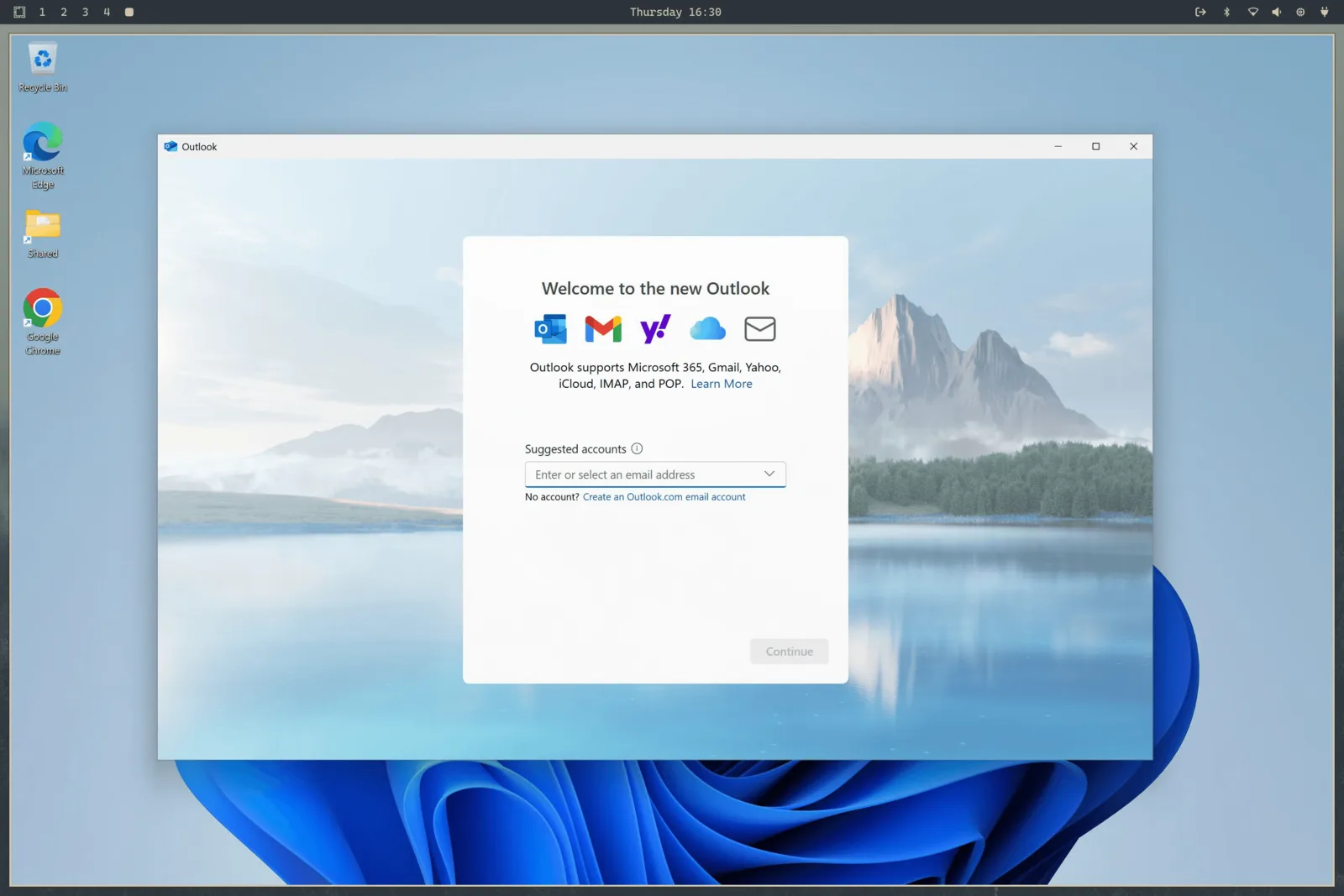 Windows 11 mit Outlook in Omarchy, mit sichtbarer Omarchy-Desktop-Leiste darüber